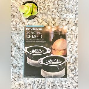 New with tags 2PC FOOTBALL ICE MOLD MAKES FOOTBALL SHAPED SLOW MELTING CUBES.🏈